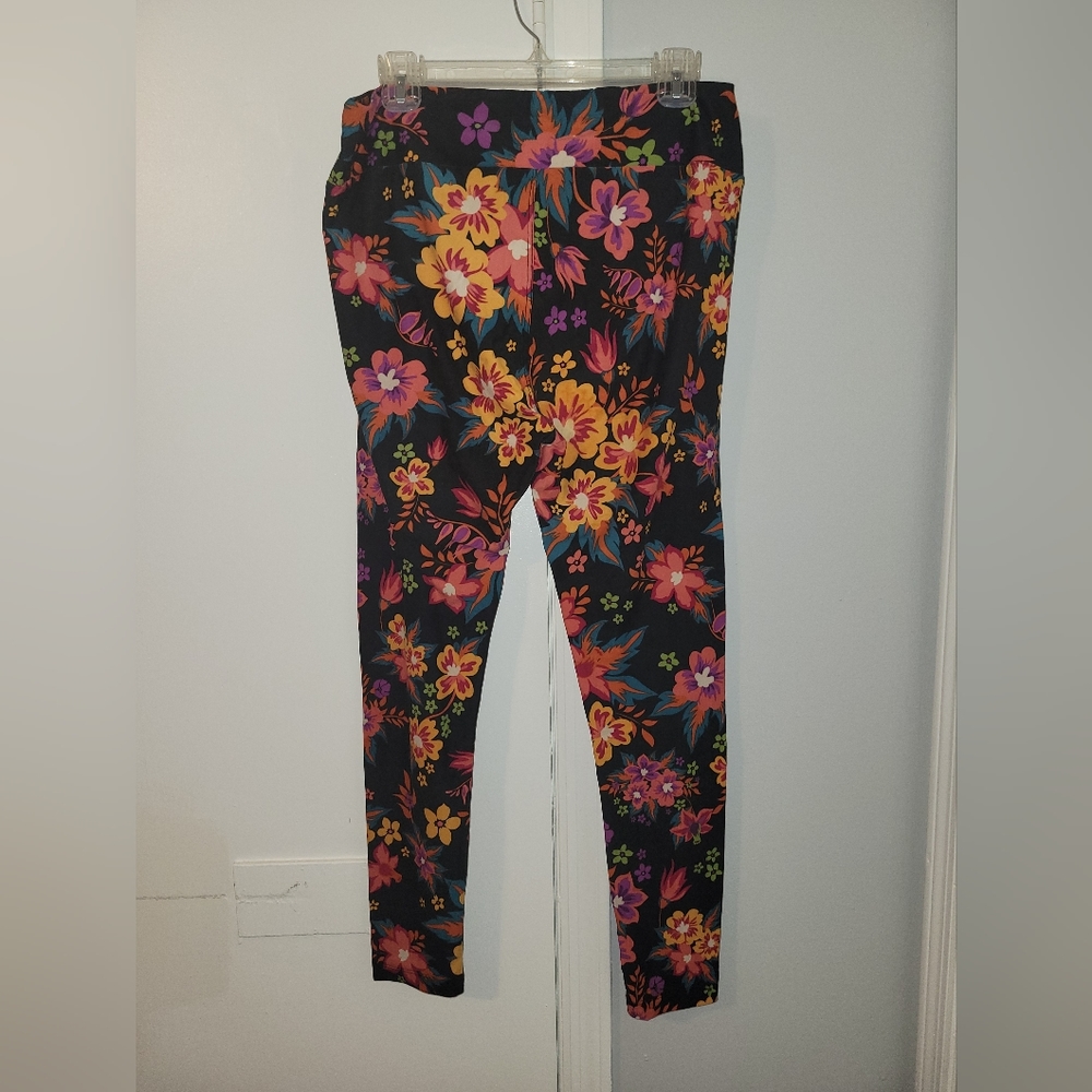 Lularoe TC Leggings Black with Tropical Flowers - Picture 2 of 5
